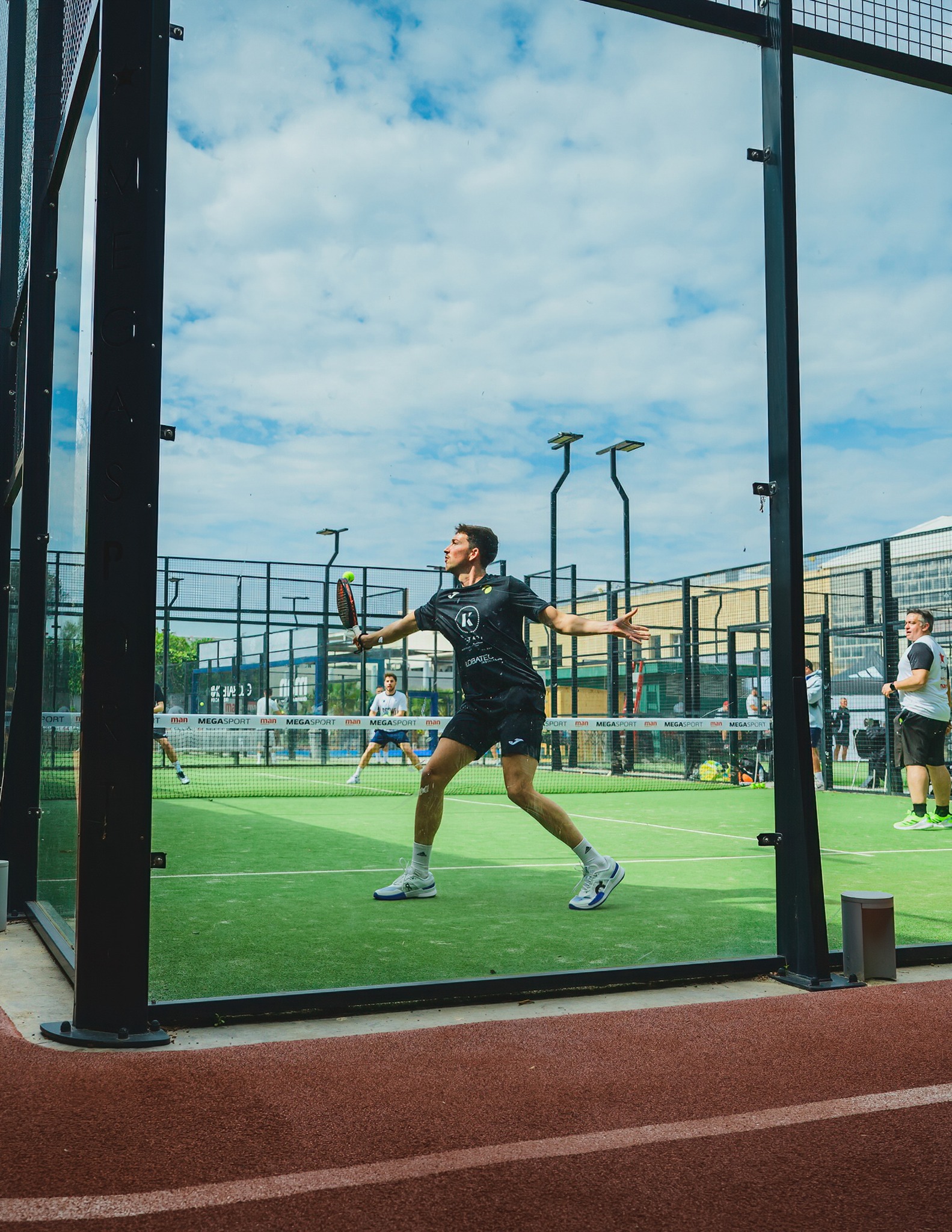 Jugador de pádel en acción