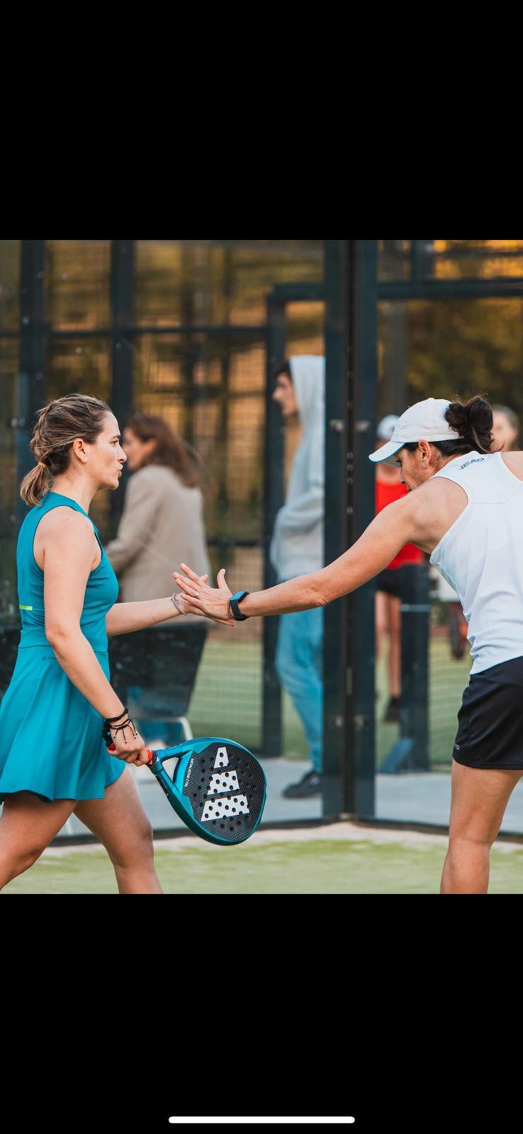 Jugador de pádel en acción