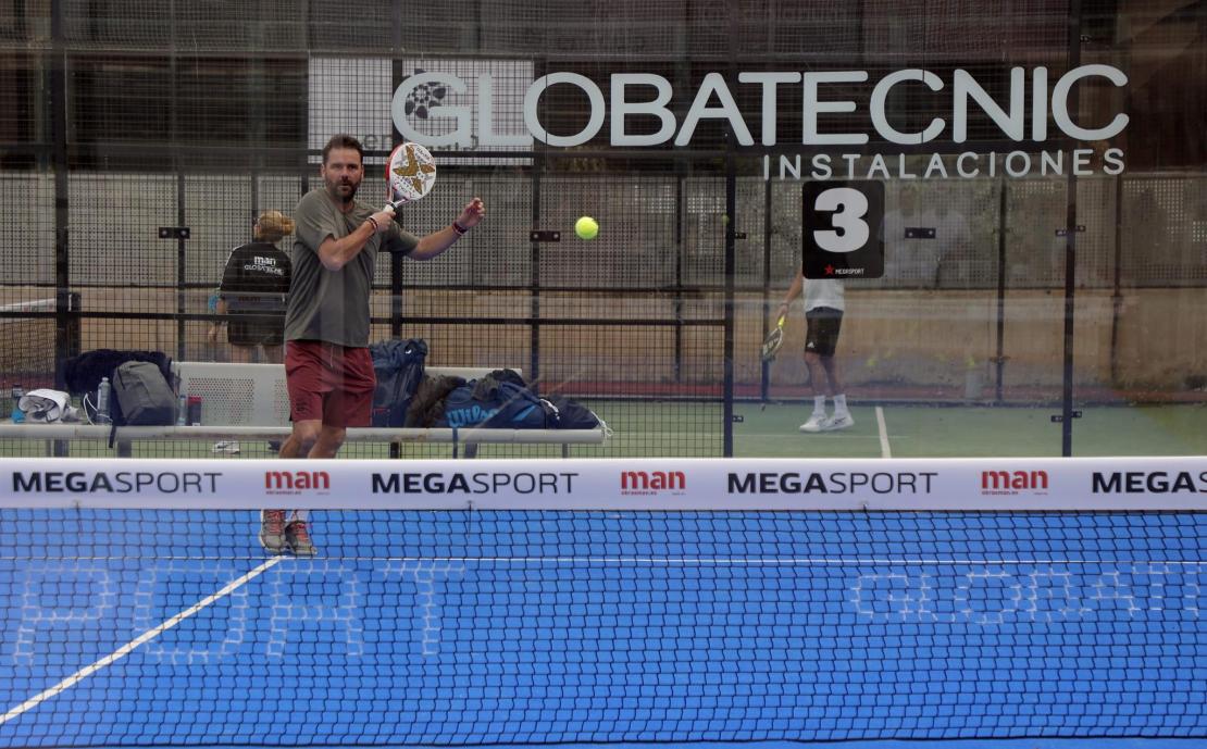 Jugador de pádel en acción