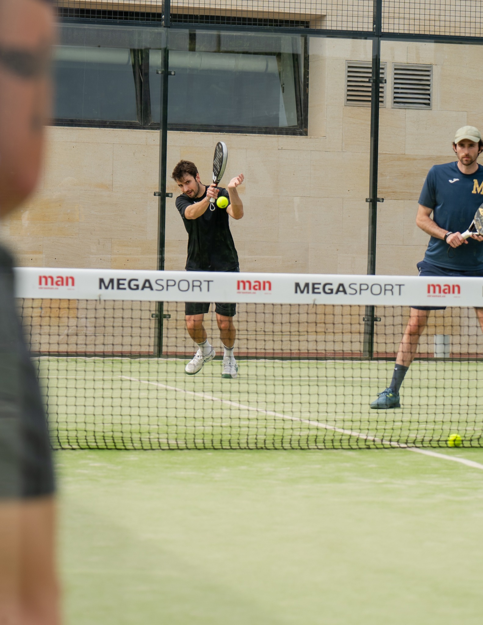 Jugador de pádel en acción