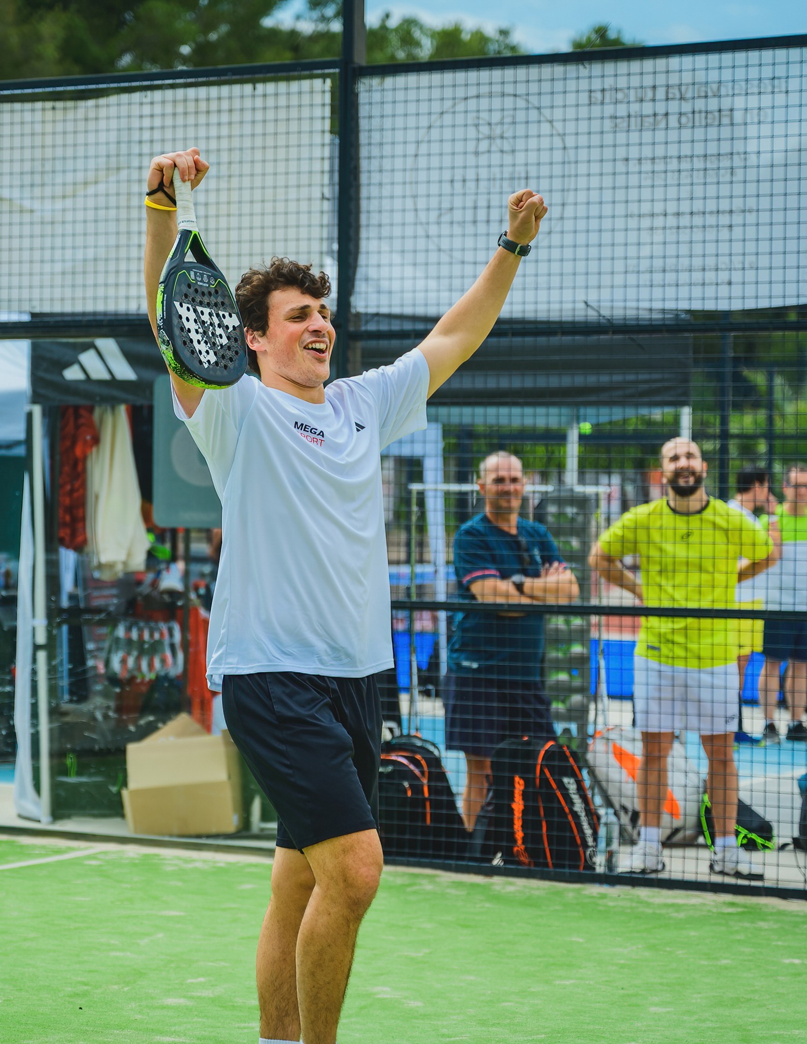 Jugador de pádel en acción