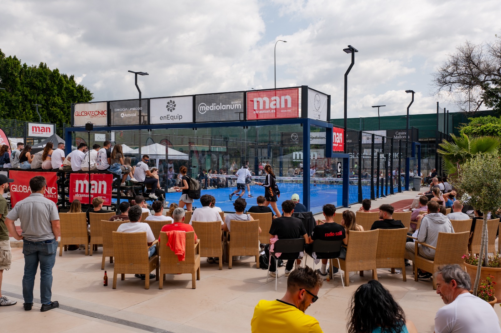 Jugador de pádel en acción