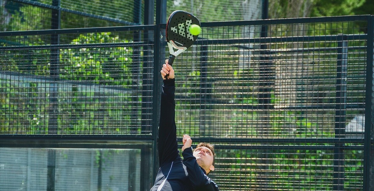 Jugador de pádel en acción