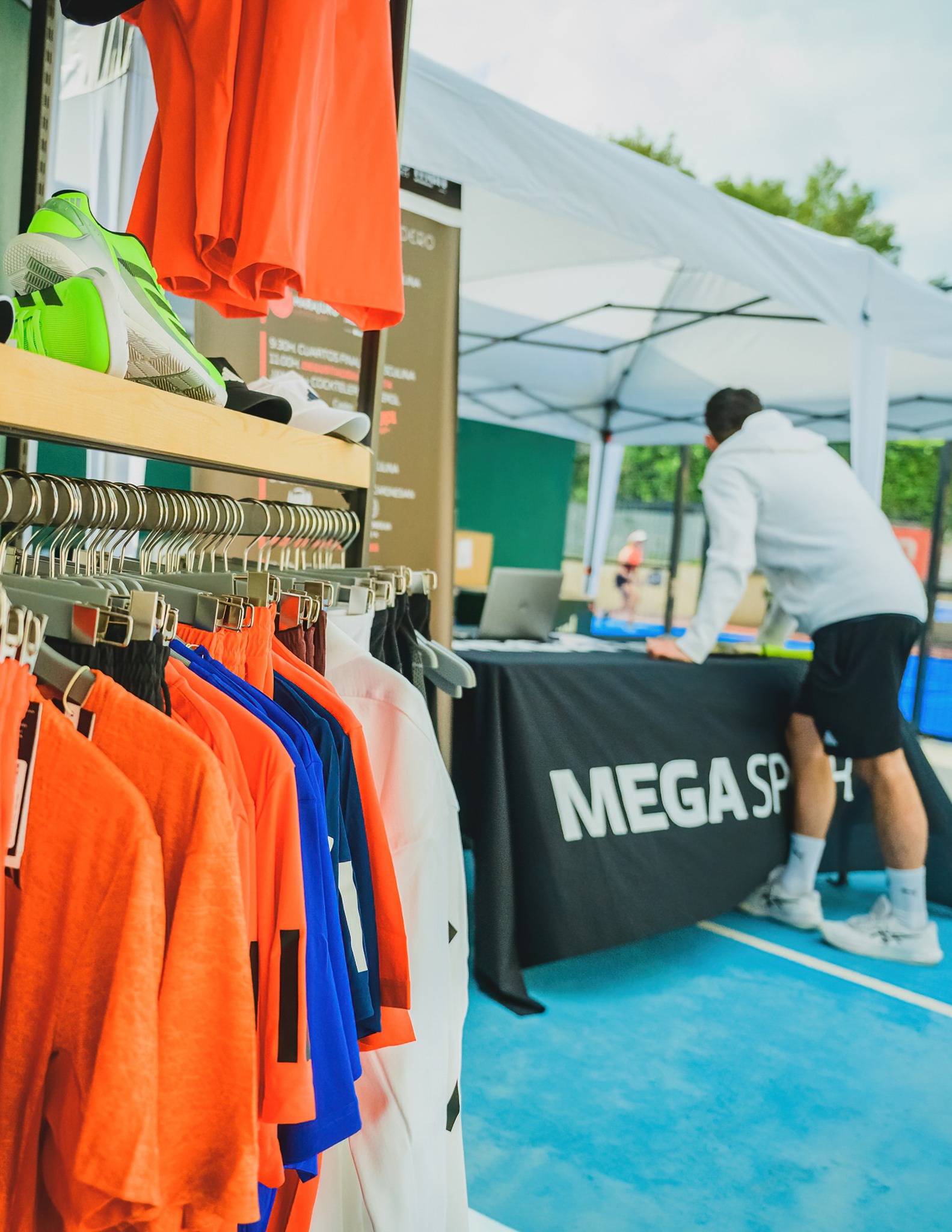 Jugador de pádel en acción