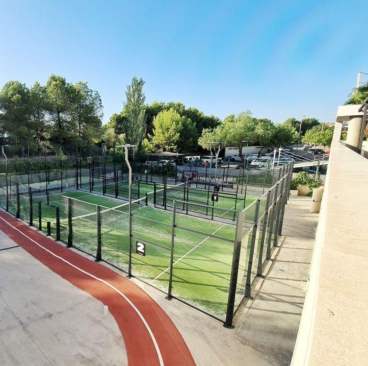 Jugador de pádel en acción